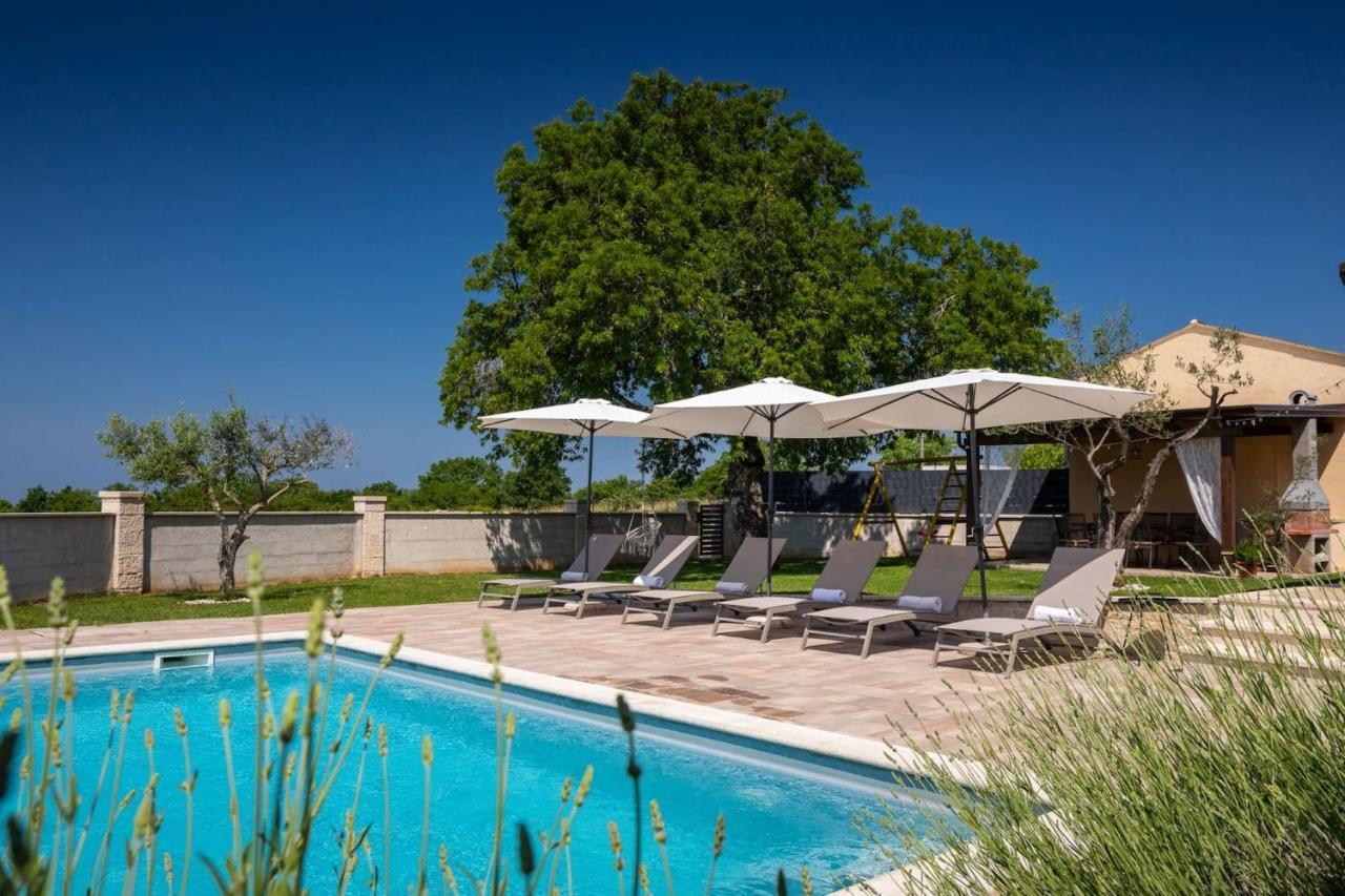 Activity Villa Gita With Pool And Grill In Tinjan エクステリア 写真