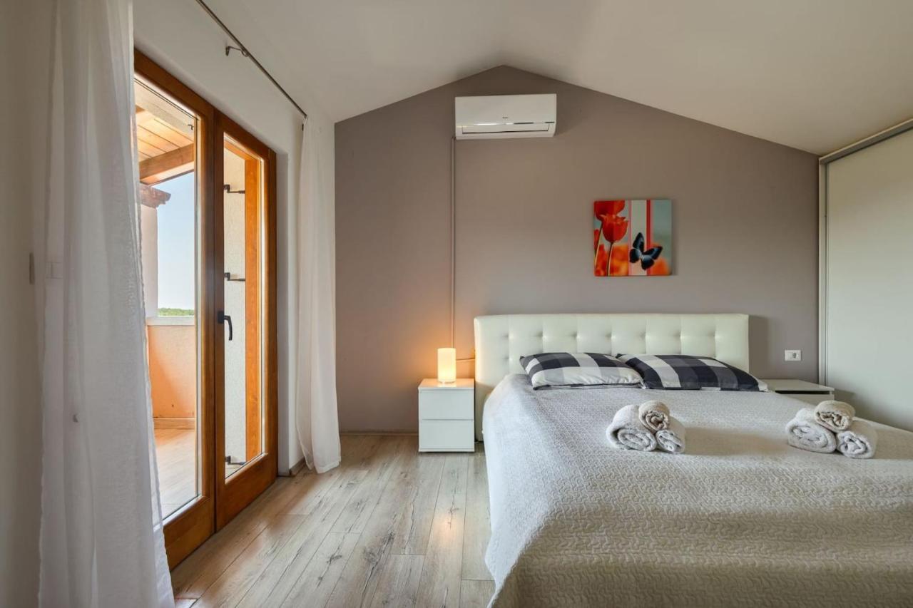 Activity Villa Gita With Pool And Grill In Tinjan エクステリア 写真