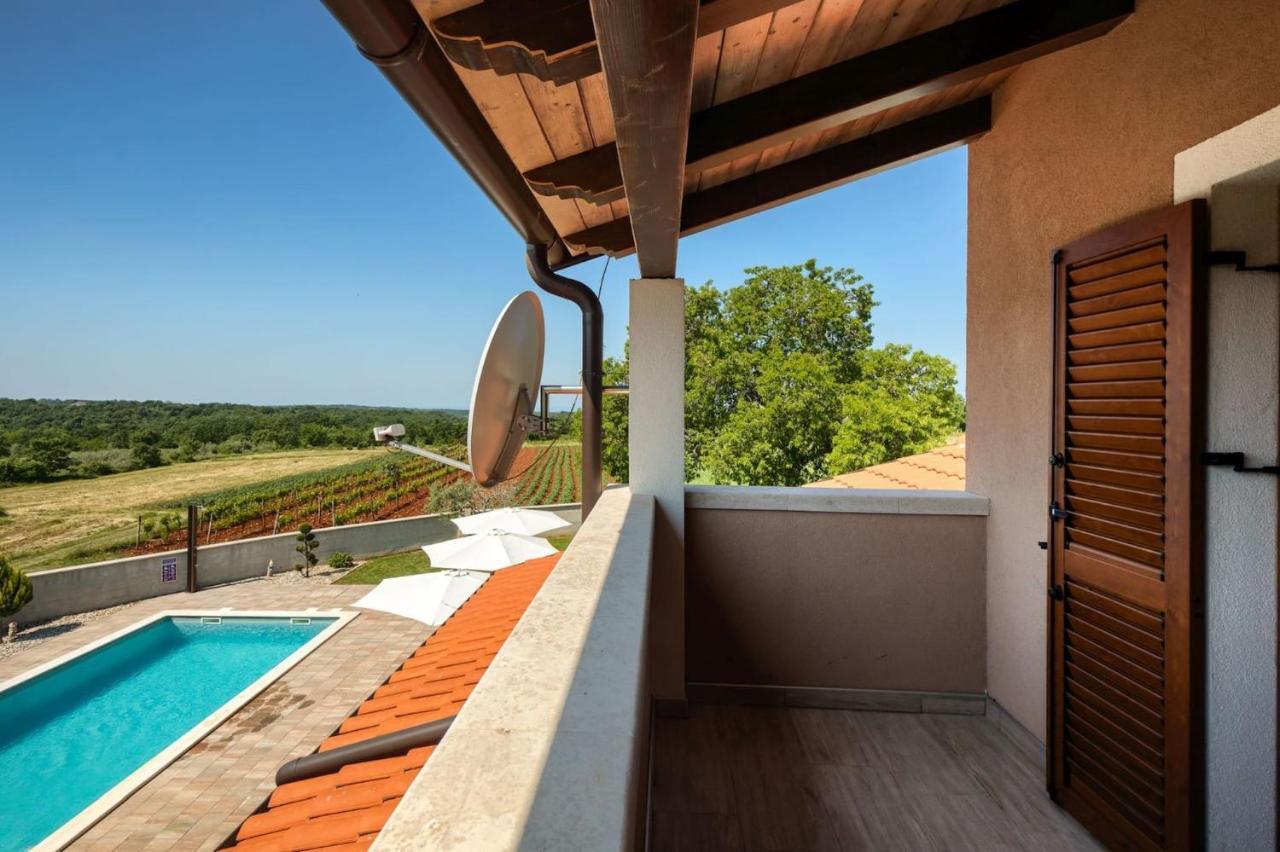 Activity Villa Gita With Pool And Grill In Tinjan エクステリア 写真