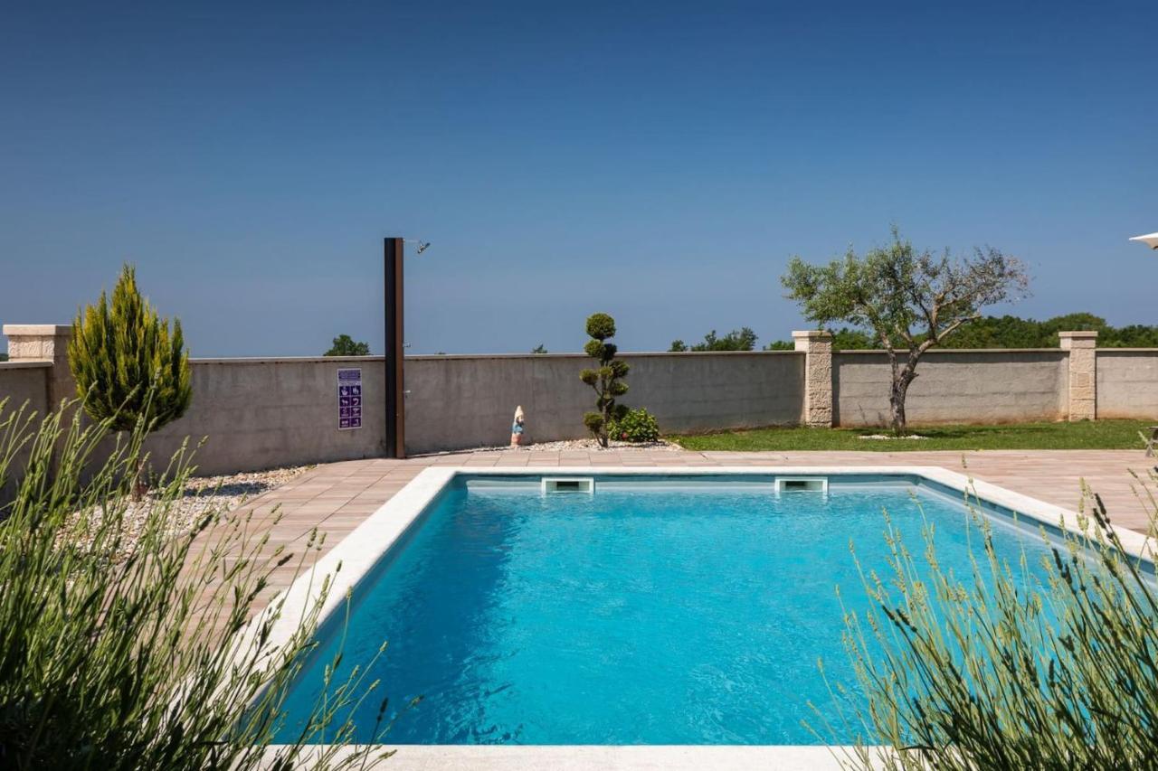 Activity Villa Gita With Pool And Grill In Tinjan エクステリア 写真