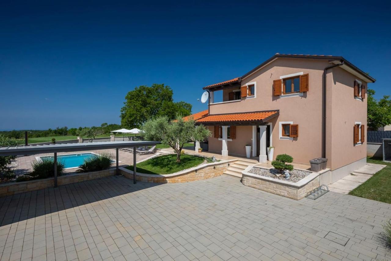 Activity Villa Gita With Pool And Grill In Tinjan エクステリア 写真