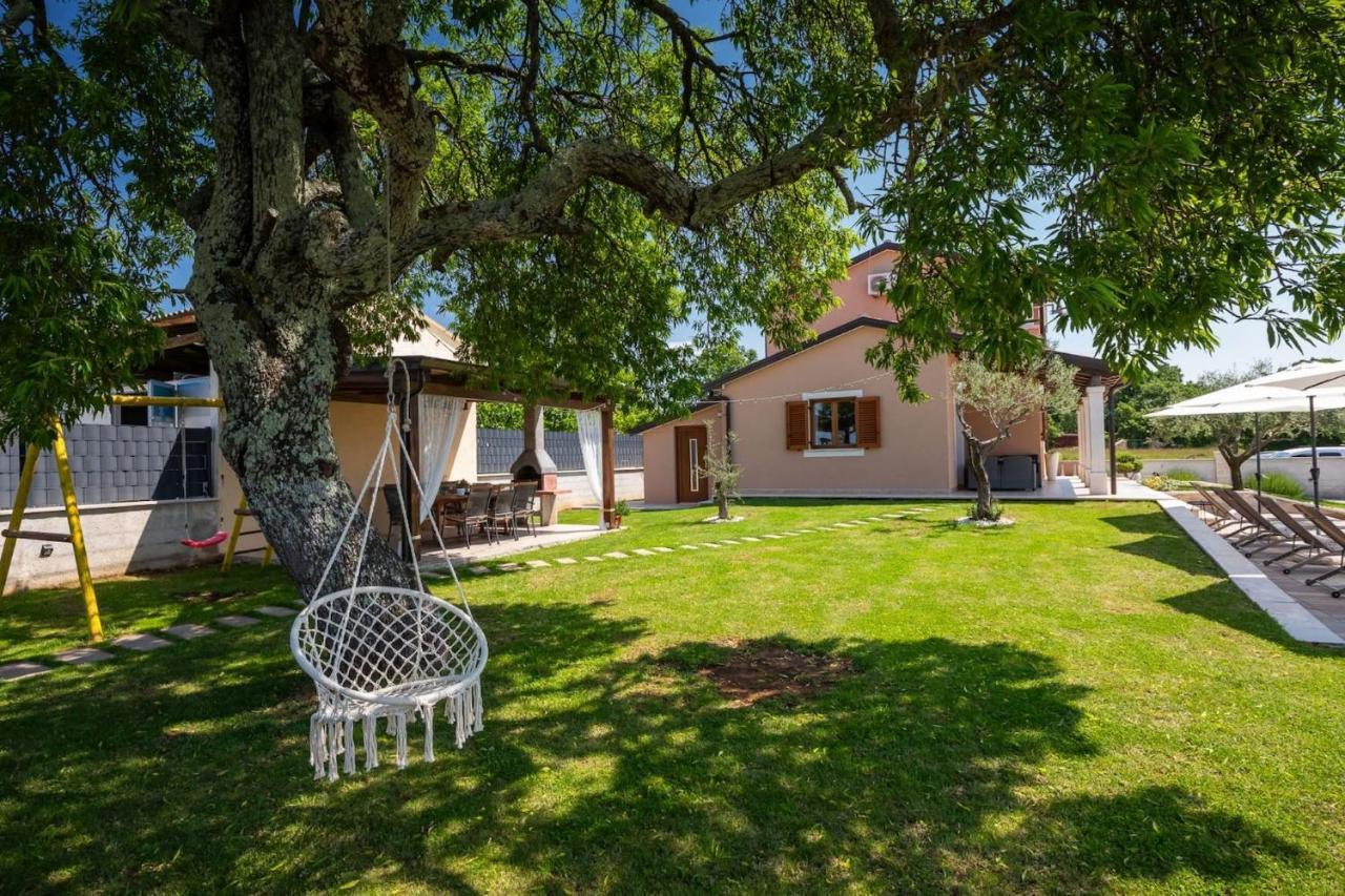 Activity Villa Gita With Pool And Grill In Tinjan エクステリア 写真