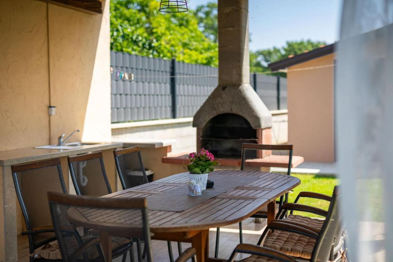 Activity Villa Gita With Pool And Grill In Tinjan エクステリア 写真