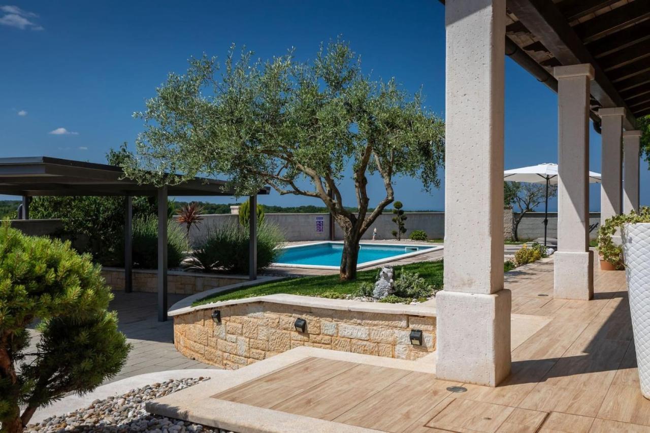 Activity Villa Gita With Pool And Grill In Tinjan エクステリア 写真