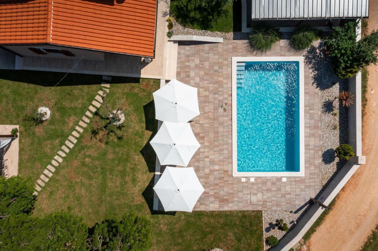 Activity Villa Gita With Pool And Grill In Tinjan エクステリア 写真
