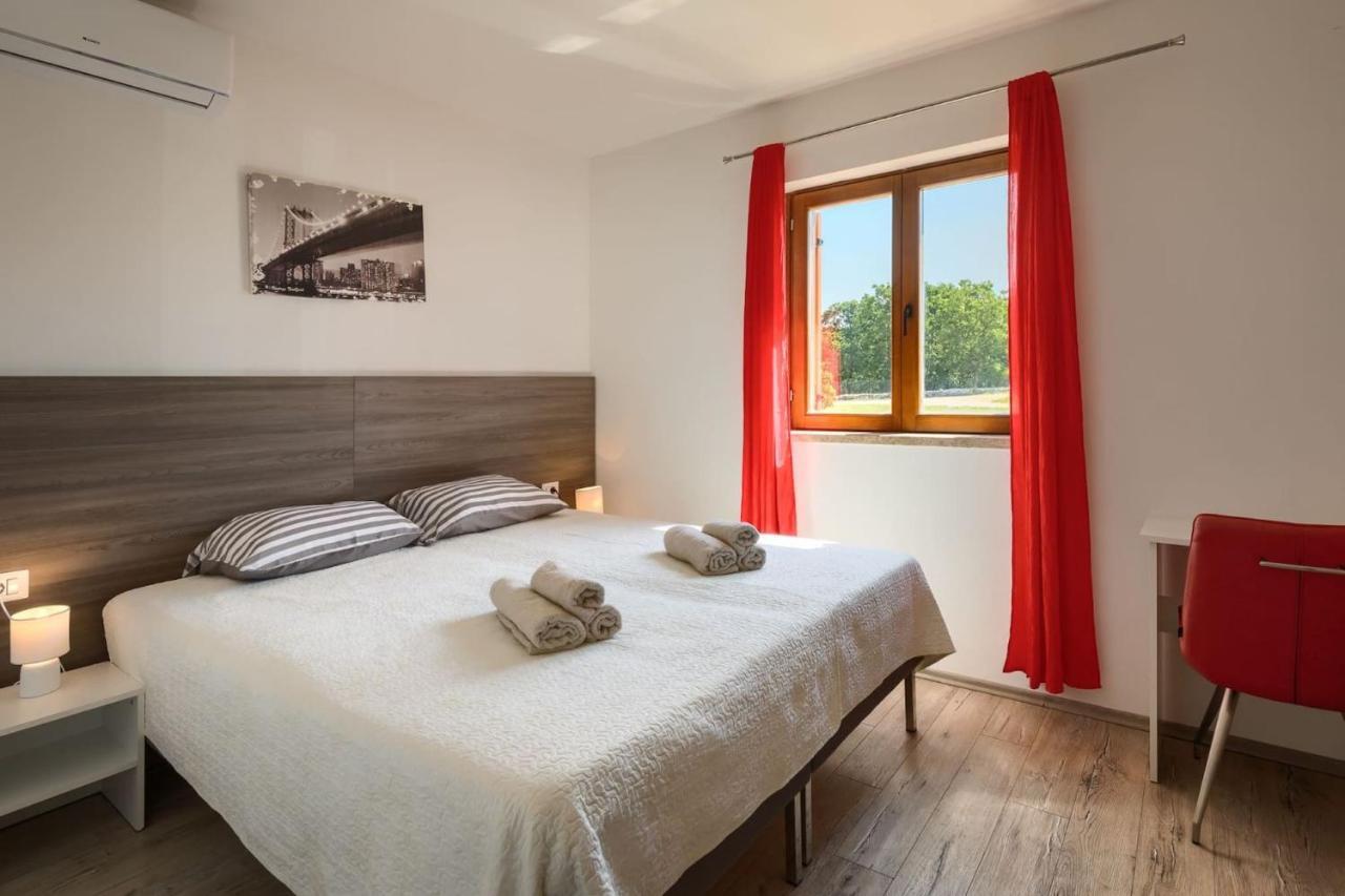 Activity Villa Gita With Pool And Grill In Tinjan エクステリア 写真