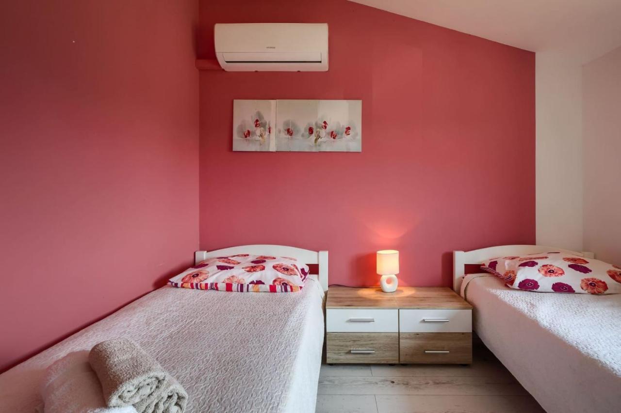 Activity Villa Gita With Pool And Grill In Tinjan エクステリア 写真