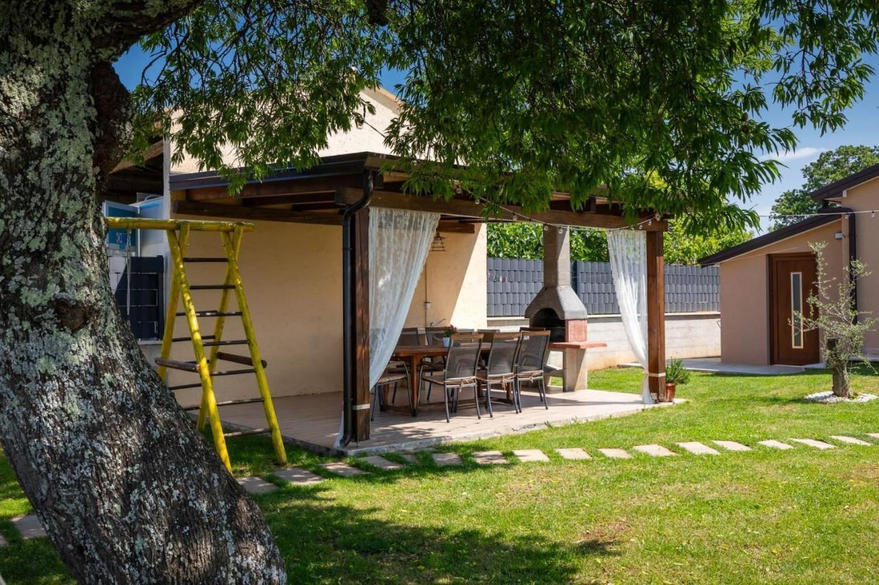 Activity Villa Gita With Pool And Grill In Tinjan エクステリア 写真