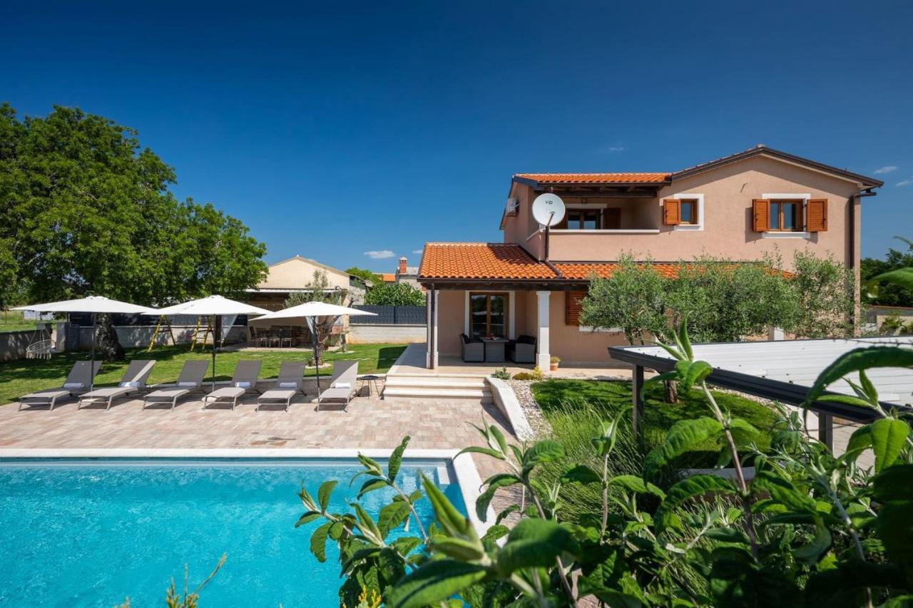 Activity Villa Gita With Pool And Grill In Tinjan エクステリア 写真
