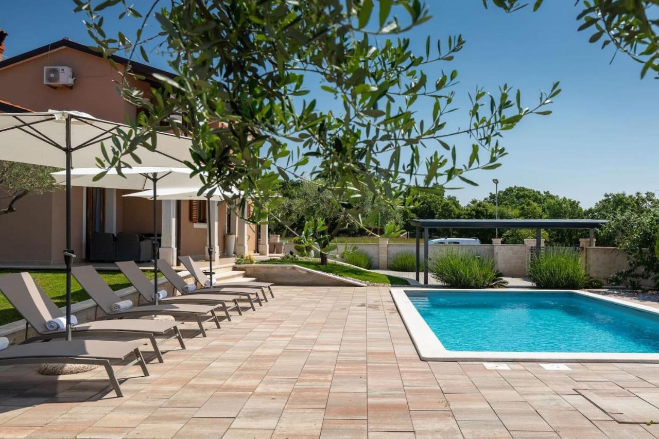 Activity Villa Gita With Pool And Grill In Tinjan エクステリア 写真