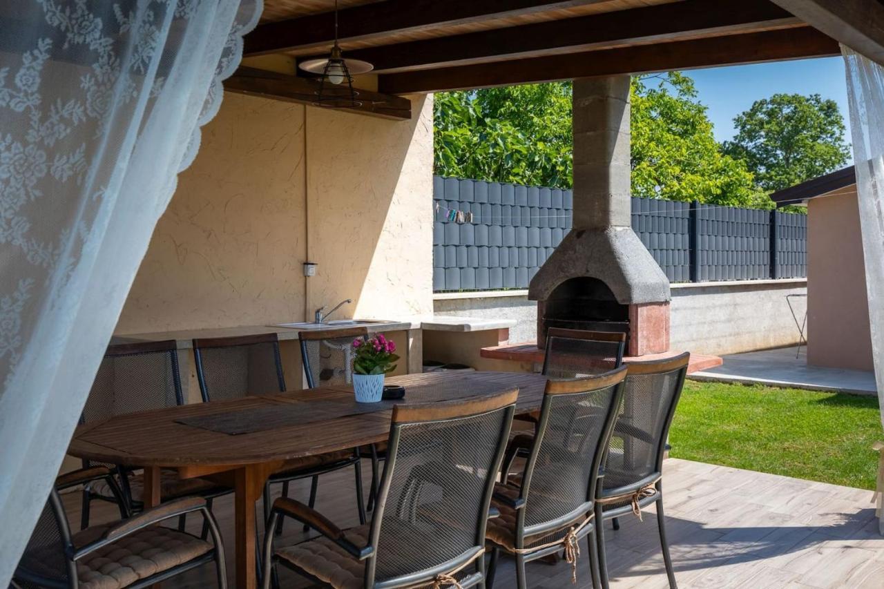 Activity Villa Gita With Pool And Grill In Tinjan エクステリア 写真