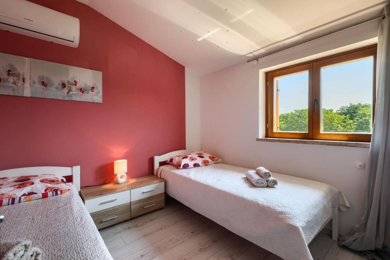 Activity Villa Gita With Pool And Grill In Tinjan エクステリア 写真