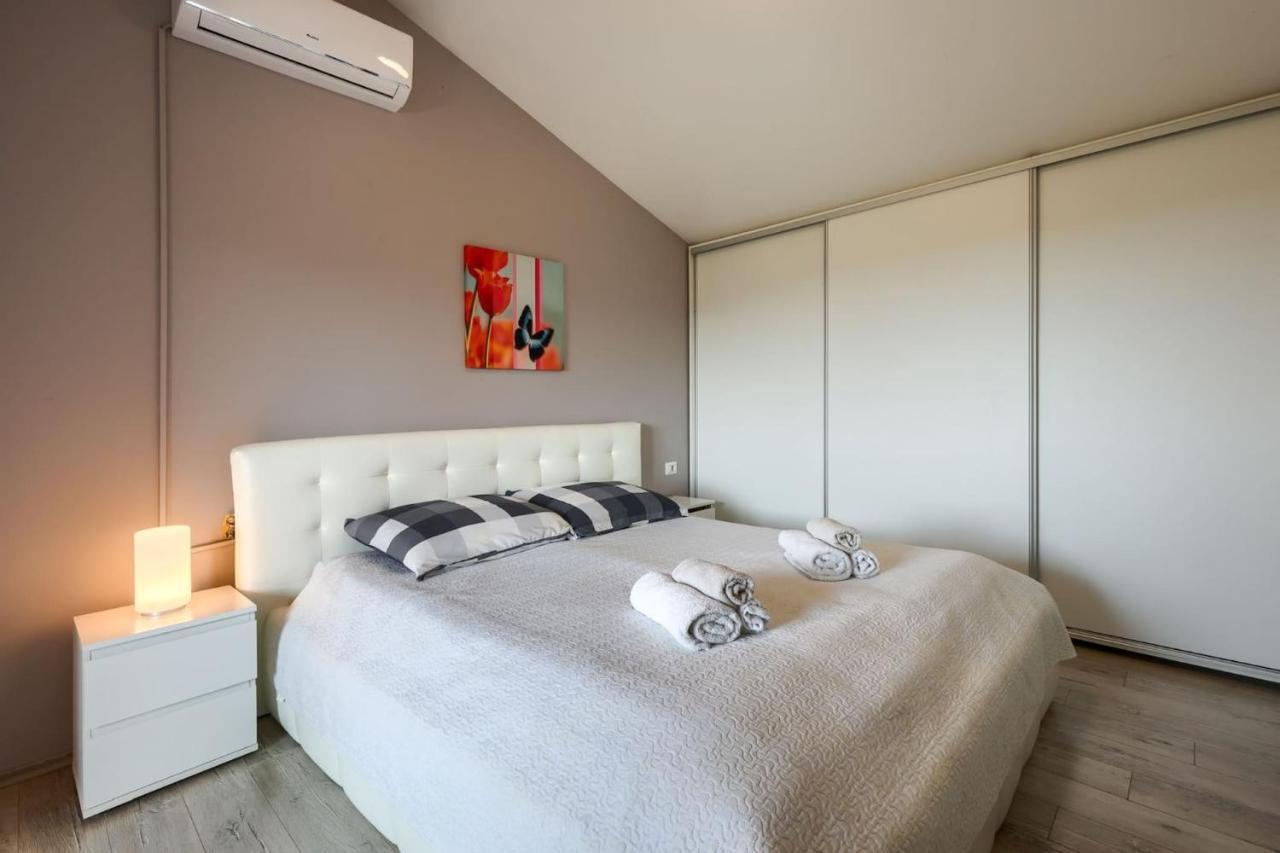 Activity Villa Gita With Pool And Grill In Tinjan エクステリア 写真
