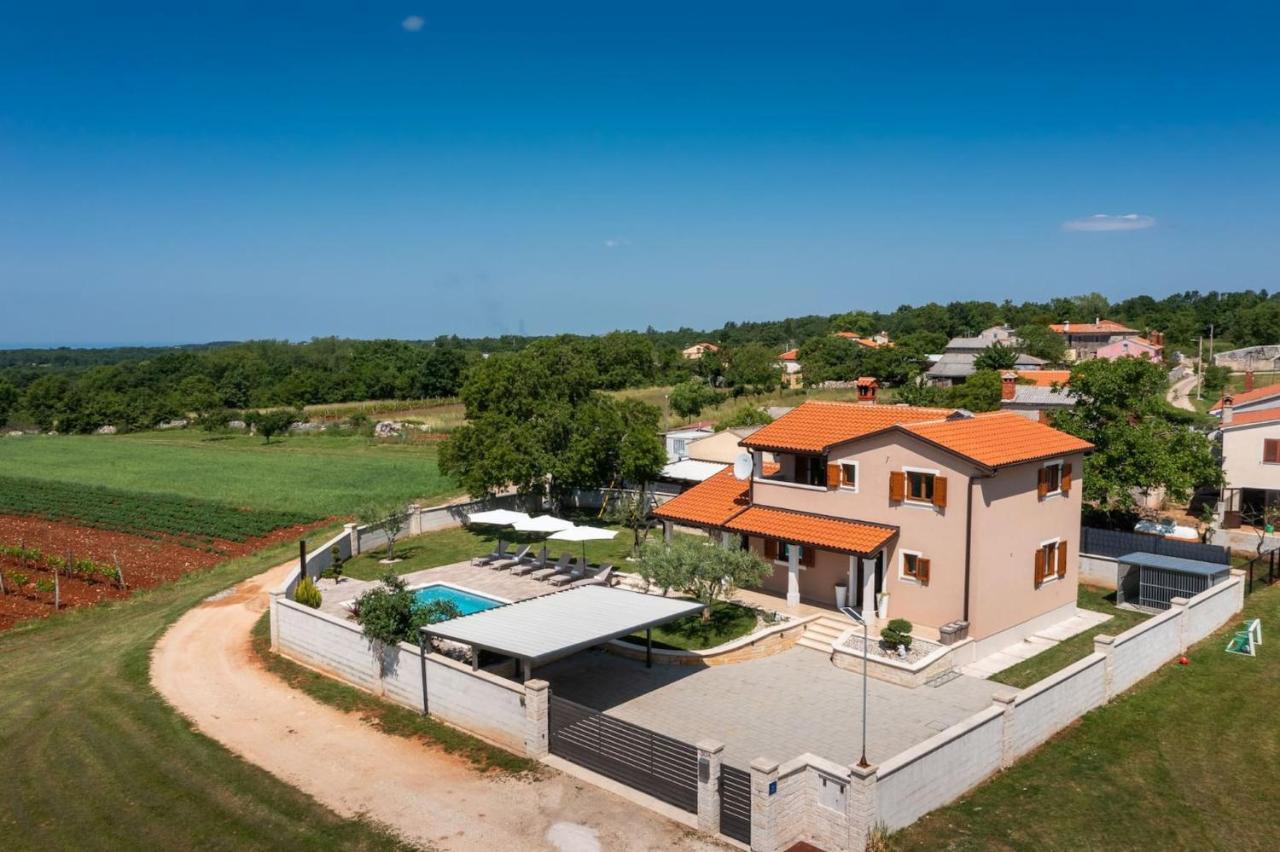 Activity Villa Gita With Pool And Grill In Tinjan エクステリア 写真